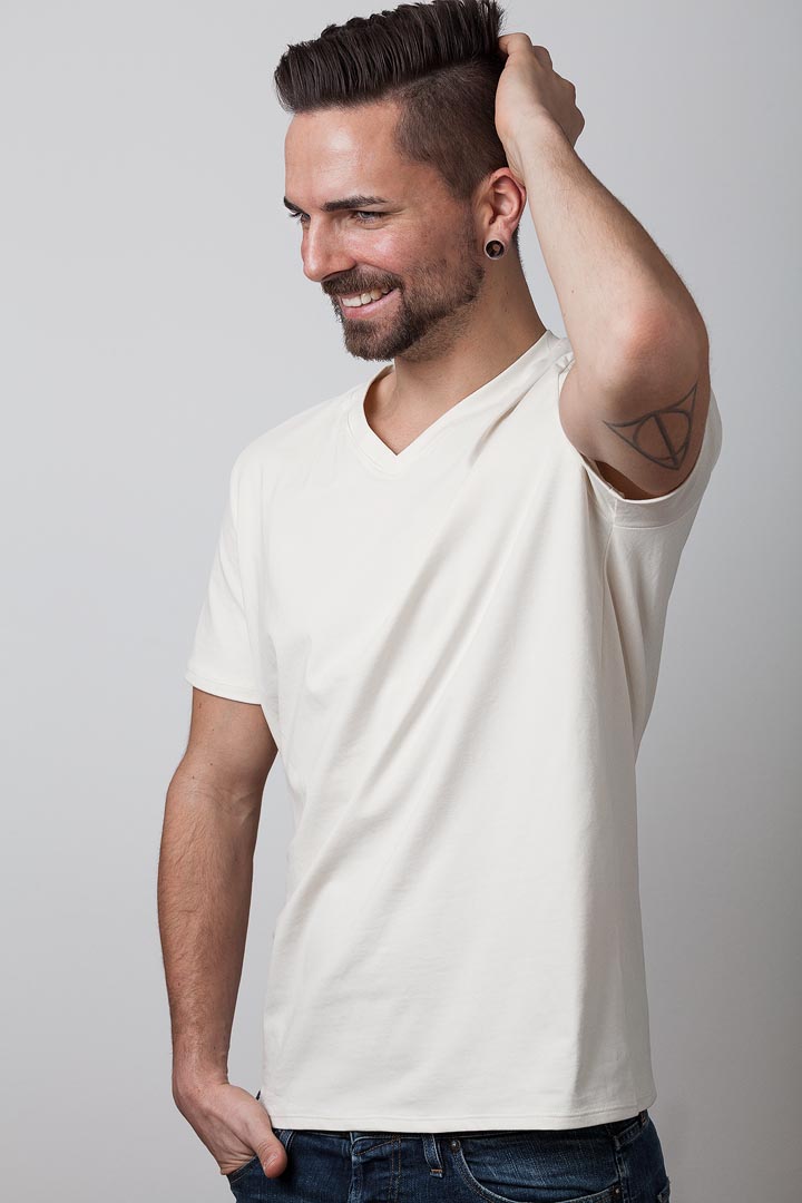 mann mit weißen bio-shirt von fraenne