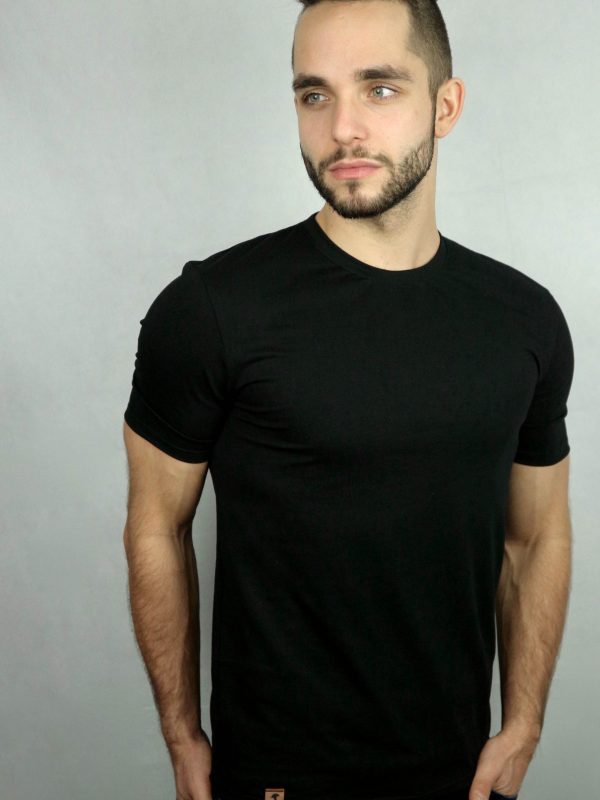 mann mit schwarzem bio-t-shirt von fraenne