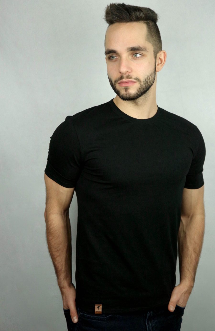 mann mit schwarzem bio-t-shirt von fraenne