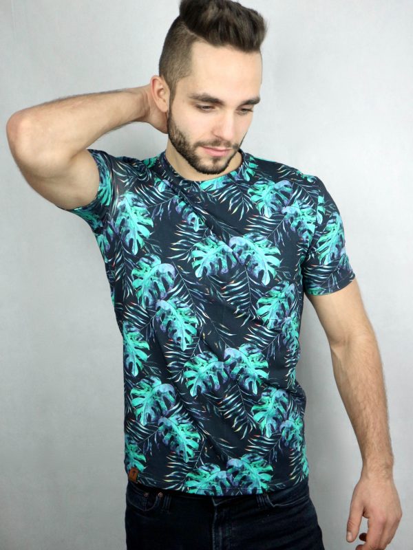 mann mit shirt mit palmenblätter-aufdruck von fraenne
